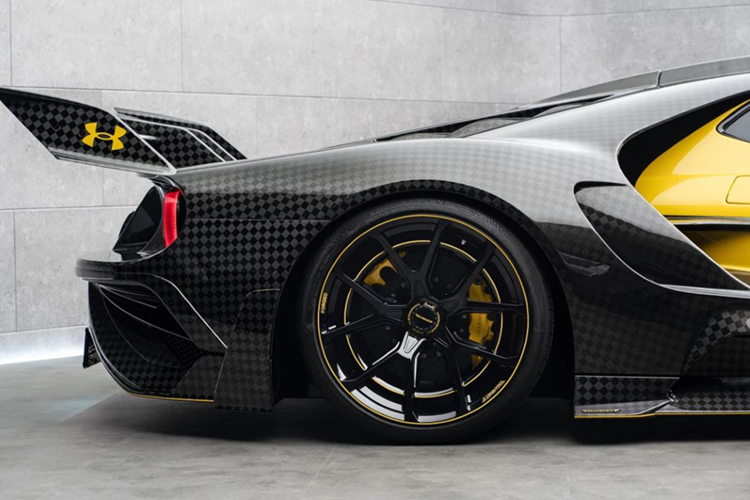 Hệ thống chiếu sáng này, chia thành 4 đèn pha riêng lẻ, mang đến cho Ford GT Le MANSORY diện mạo hoàn toàn độc đáo, vừa khác biệt rõ rệt so với nguyên bản có thiết kế tròn trịa. Nhờ ngôn ngữ thiết kế mới, xe sở hữu vẻ ngoài rực rỡ về mặt thị giác, không thể nhầm lẫn với các khe hút gió lớn hơn và cánh gió sau tích hợp các tấm flap.