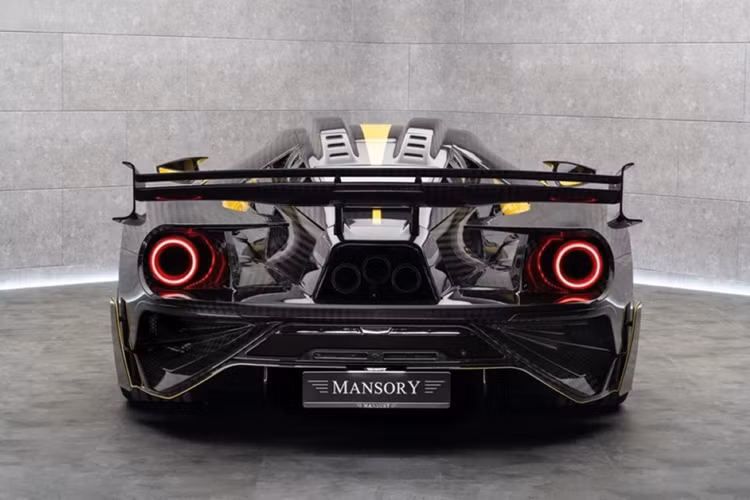 Các vật liệu được sử dụng bao gồm da cao cấp, sợi carbon và da Alcantara. Khu vực bảng điều khiển cũng được bọc da Alcantara. Nhiều chi tiết carbon được phân bố khắp khoang hành khách tạo nên một tổng thể nội thất hài hòa.