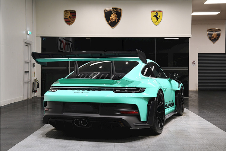 "Trái tim" của Porsche 911 GT3 là khối động cơ xăng 6 xi-lanh phẳng, hút khí tự nhiên, dung tích 4.0L, sản sinh công suất tối đa 510 mã lực tại tua máy 8.400 vòng/phút và mô-men xoắn cực đại 470 Nm tại tua máy 6.100 vòng/phút. So với phiên bản cũ, xe đã mạnh hơn 10 mã lực và 10 Nm.