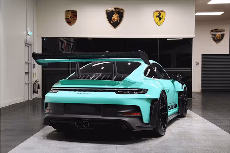 "Trái tim" của Porsche 911 GT3 là khối động cơ xăng 6 xi-lanh phẳng, hút khí tự nhiên, dung tích 4.0L, sản sinh công suất tối đa 510 mã lực tại tua máy 8.400 vòng/phút và mô-men xoắn cực đại 470 Nm tại tua máy 6.100 vòng/phút. So với phiên bản cũ, xe đã mạnh hơn 10 mã lực và 10 Nm.