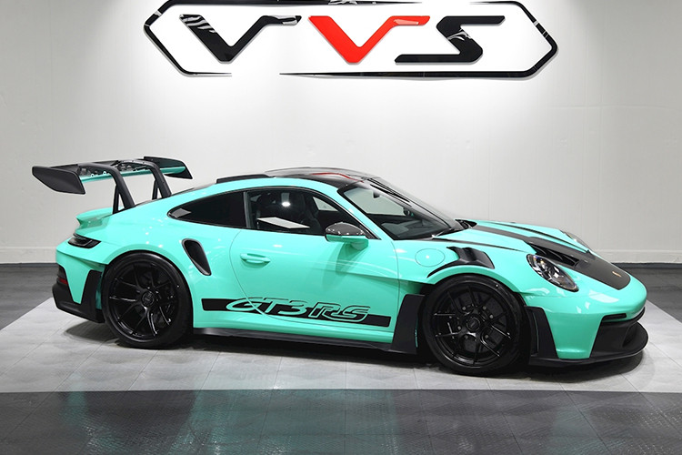 Động cơ kết hợp với hộp số tự động ly hợp kép PDK 7 cấp. Trọng lượng của Porsche 911 GT3 992.1 là 1.435 kg. Nhờ đó, xe có thể tăng tốc từ 0-100 km/h và 0-200 km/h trong 3,3 giây và 10,8 giây. Vận tốc tối đa của xe là 318 km/h.