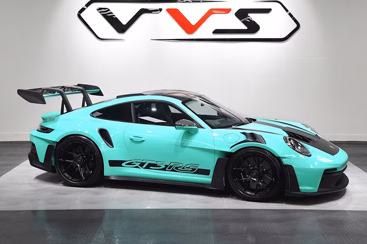 Động cơ kết hợp với hộp số tự động ly hợp kép PDK 7 cấp. Trọng lượng của Porsche 911 GT3 992.1 là 1.435 kg. Nhờ đó, xe có thể tăng tốc từ 0-100 km/h và 0-200 km/h trong 3,3 giây và 10,8 giây. Vận tốc tối đa của xe là 318 km/h.