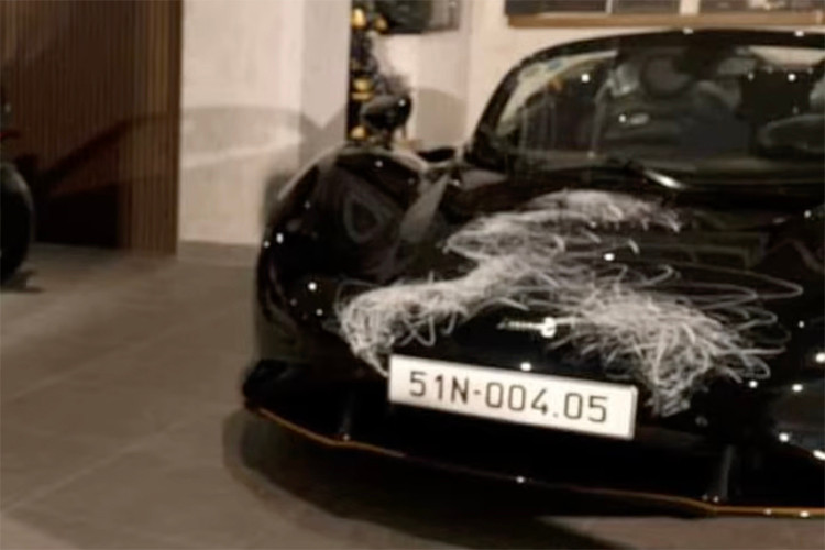 Chưa hết, chiếc siêu xe McLaren Elva triệu đô này còn đã ra biển số, nhưng Minh "Nhựa" chỉ tiết lộ đầu số là 51N, dãy số đằng sau là 1 ẩn số, tuy nhiên, cư dân mạng đã nghi ngờ rất có thể biển số xe McLaren Elva chính là 51N-004.05.