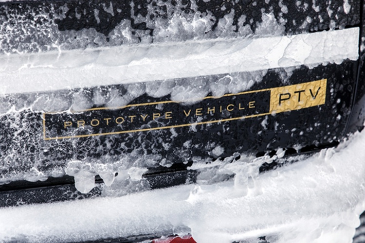 Theo nhà sản xuất, chế độ lái một bàn đạp đang được nghiên cứu để người lái Range Rover Electric có thể dừng lại ngang dốc bằng chức năng khởi động ngang dốc, mà không cần phải đạp phanh tại bất kỳ thời điểm nào.