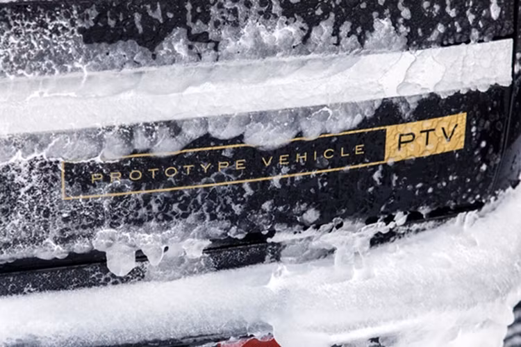 Theo nhà sản xuất, chế độ lái một bàn đạp đang được nghiên cứu để người lái Range Rover Electric có thể dừng lại ngang dốc bằng chức năng khởi động ngang dốc, mà không cần phải đạp phanh tại bất kỳ thời điểm nào.