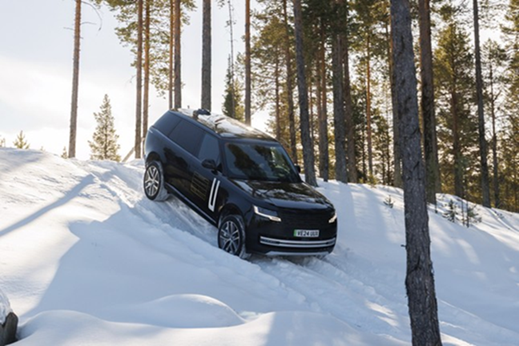 Hãng xe Anh Quốc vẫn đang phát triển tiếp tục hệ thống khung gầm dành cho SUV điện Range Rover Electric, đảm bảo xe vẫn giữ được “sự điềm tĩnh độc quyền của Range Rover” trong mọi điều kiện vận hành.