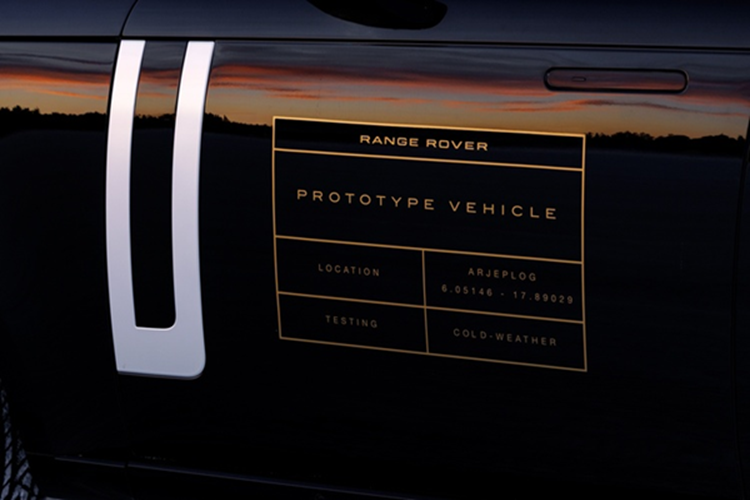 Nhà sản xuất này cũng đang phát triển chế độ lái một bàn đạp (Single-pedal) có thể tương thích với hệ thống vượt địa hình Terrain Respone mới dành riêng cho Range Rover Electric, bên cạnh chức năng cốt lõi là thu thập năng lượng để nạp lại cho hệ thống pin qua chức năng phanh tái tạo.