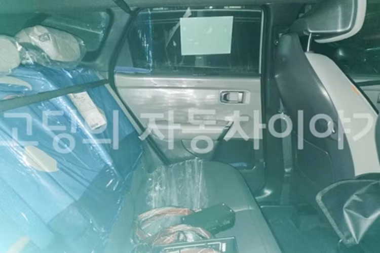 Hình ảnh nội thất rò rỉ từ bản thử nghiệm cho thấy Kia Seltos thế hệ mới sử dụng ghế trước tông màu bạc – xám kép, tựa đầu và lưng ghế thiết kế mô phỏng theo khoang máy bay. Một số chi tiết tiện nghi như cổng USB tích hợp, túi đựng đồ dạng túi lưới phía sau ghế và tựa tay trung tâm trước sau đều được hoàn thiện kỹ lưỡng.