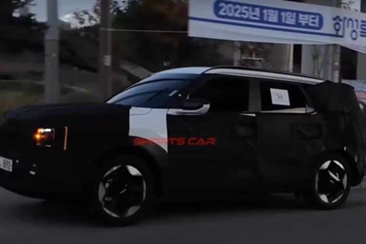 Theo thông số từ Kona, hệ truyền động này kết hợp động cơ xăng tăng áp 1.6L 4 xy-lanh với mô-tơ điện gắn trục trước, pin lithium-ion dung lượng 1,32 kWh và hộp số ly hợp kép tự động 6 cấp. Tổng công suất hệ thống đạt 139 mã lực và mô-men xoắn 265 Nm. Mức tiêu thụ nhiên liệu trung bình được công bố khoảng 3,9 lít/100km.