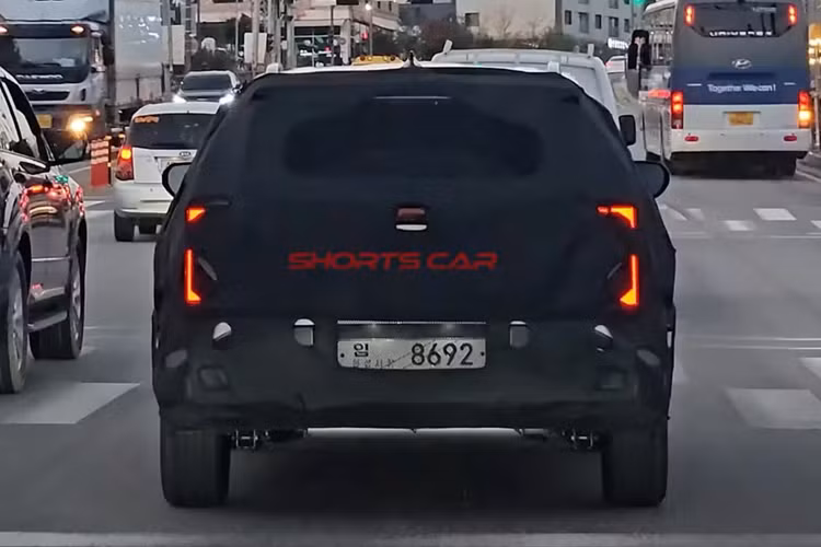 Các tiện nghi cao cấp như cửa sổ trời toàn cảnh, ghế lái và ghế phụ chỉnh điện tích hợp thông gió, điều hòa tự động hai vùng, hệ thống hỗ trợ người lái ADAS và kết nối thông minh Kia Connect 2.0 cũng được kỳ vọng sẽ xuất hiện.