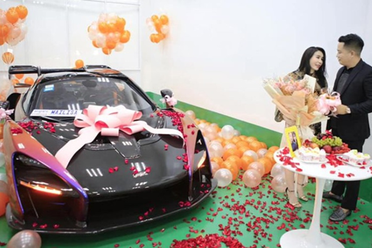 Tuy nhiên, theo vợ chồng đại gia Hoàng Kim Khánh chia sẻ, khi về Việt Nam con số mà họ chi ra cho Regera biển Campuchia lên đến gần 200 tỷ đồng. Vào tháng 1/2022, xe được vận chuyển qua cửa khẩu Tây Ninh, trước khi đưa về nhà của Hoàng Kim Khánh.