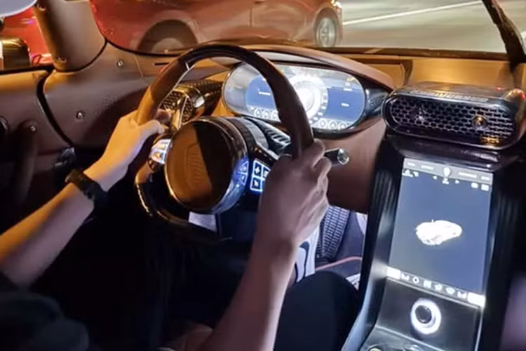 Việc Hoàng Kim Khánh làm nóng máy 2 chiếc siêu xe này sau thời gian dài để trong garage nhiều khả năng để trải nghiệm cung đường "phượt" siêu xe sắp tới. Chia sẻ trên mạng xã hội, doanh nhân Hải Dương: "Cảm giác chế ngự một con "ma" (Koenigsegg Regera) về đêm rất tuyệt".