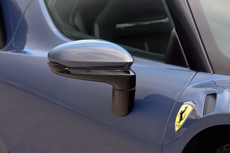 “Chúng tôi đã kết thúc năm 2024 với thành công lớn khi buổi đấu giá công khai đầu tiên của Aston Martin Valour đạt mức 1.650.500 euro và đã chứng kiến vô số xe phiên bản giới hạn khác được bán qua trang website trên toàn thế giới, chứng minh rằng Collecting Cars là nền tảng hàng đầu cho những người đam mê và thẩm định giá cả trên thị trường công khai.” 