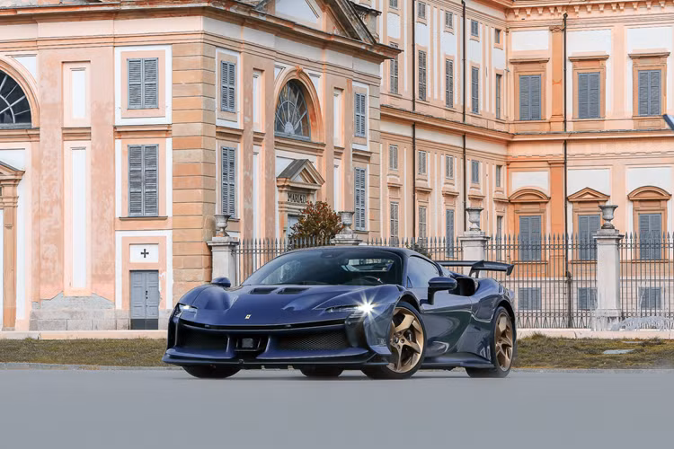 Ferrari SF90 XX Spider dac biet odo chi 100km len san dau gia