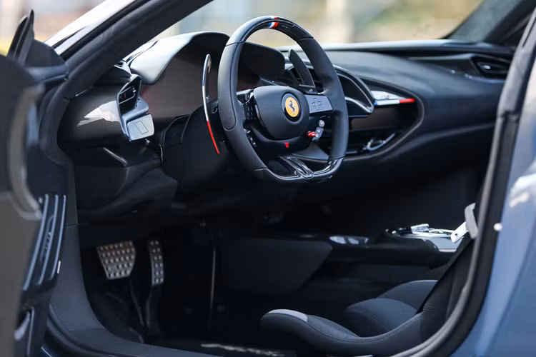 Đây không phải lần đầu tiên Collecting Cars tổ chức đấu giá Ferrari SF90 XX Spider toàn cầu, nền tảng này với hơn 300.000 người dùng đăng ký, tổ chức đấu giá công khai cho chiếc xe phiên bản giới hạn như thế này. 