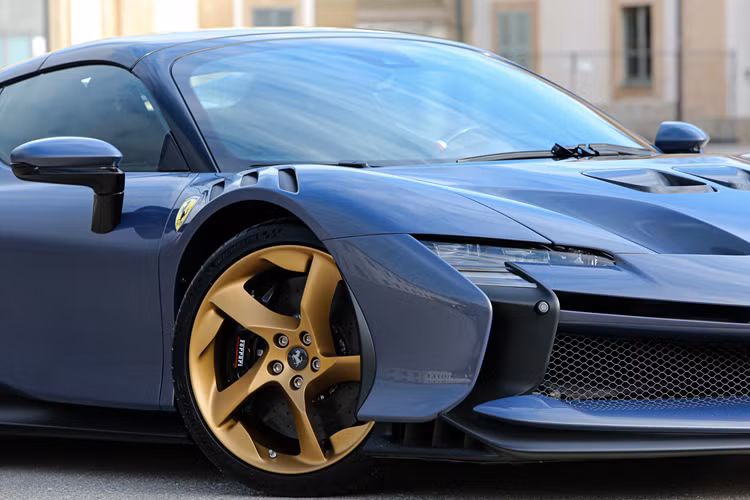 SF90 XX Spider được chế tạo theo đơn đặt hàng và vừa được giao hàng đầu năm nay với hàng loạt các trang bị "xịn" nhất từ nhà máy. Với bộ chia không khí làm từ sợi carbon, viền cốp xe, nắp chụp bánh xe và nắp động cơ bằng sợi carbon, chủ sở hữu hiện tại còn quyết định thêm sợi carbon vào bảng điều khiển, khoang hành lý phía trước. 