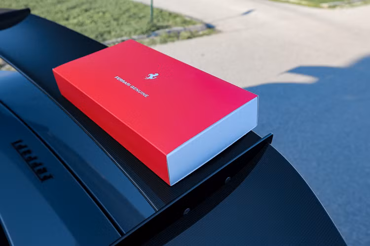 Và gần đây, Collecting Cars đấu giá thành công chiếc Ferrari Purosangue đầu tiên qua đấu giá với giá 353.500 bảng Anh (11,66 tỷ đồng) cùng hai chiếc Porsche 992 phiên bản giới hạn, gồm: 911 Dakar được bán với giá 245.000 bảng Anh tương đương 8,08 tỷ đồng và chiếc thứ hai, 911 S/T, với giá 346.500 bảng Anh, tương đương 11,43 tỷ đồng. 