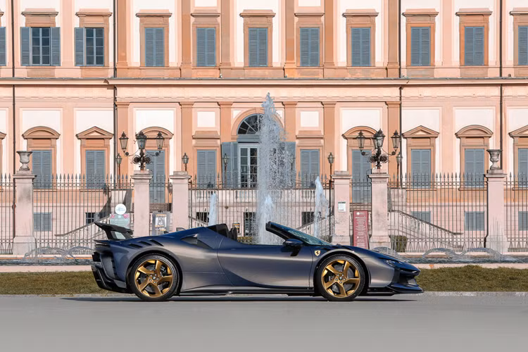 Mức giá xe Ferrari SF90 XX Spider lên đến 2 triệu Euro, tương đương 2,14 triệu USD khoảng 53,5 tỷ đồng. SF90 XX Spider được phát triển từ nền tảng huyền thoại ‘XX’ của Ferrari dành riêng cho các mẫu xe đua như FXX-K EVO dành cho những nhà sưu tập danh giá nhất. 