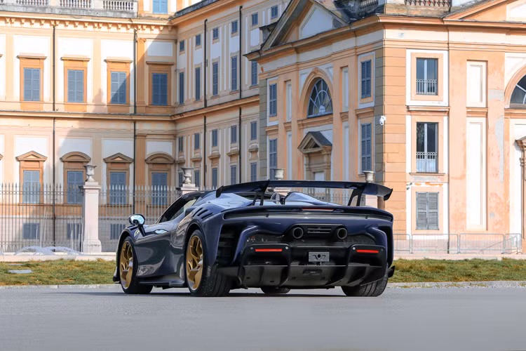 SF90 XX Spider đánh dấu một bước tiến quan trọng, đồng thời giữ nguyên phần mui trần cứng của SF90 Spider. Sức mạnh của biến thể "XX" tăng thêm 30 mã lực, giảm 10 kg trọng lượng và có hệ thống phần mềm tiên tiến, cải thiện khí động học với cánh gió cố định phía sau. 