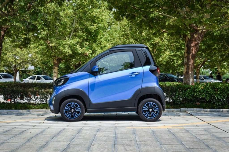 Về trang bị an toàn, Baojun E100 giá siêu rẻ có các tính năng hỗ trợ lái cơ bản như: hệ thống chống bó cứng phanh ABS, phân bổ lực phanh điện tử EBD, cảm biến đỗ xe, hỗ trợ đỗ phanh điện tử, cảnh báo người đi bộ.