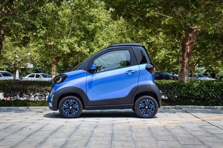 Về trang bị an toàn, Baojun E100 giá siêu rẻ có các tính năng hỗ trợ lái cơ bản như: hệ thống chống bó cứng phanh ABS, phân bổ lực phanh điện tử EBD, cảm biến đỗ xe, hỗ trợ đỗ phanh điện tử, cảnh báo người đi bộ.