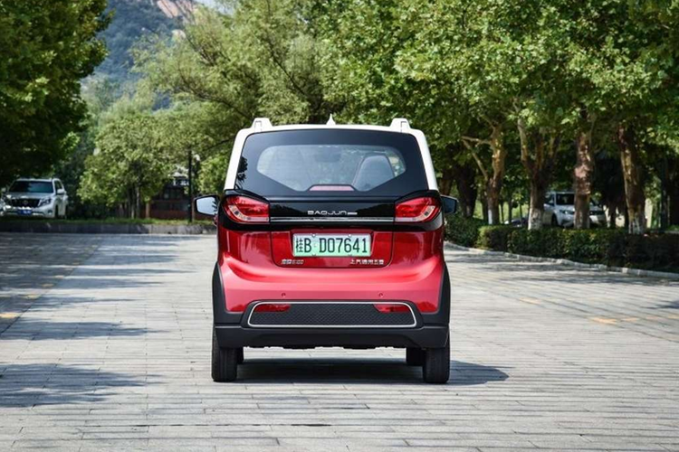 Từng được phân phối tại thị trường nội địa Trung Quốc từ tháng 7/2017 nhưng đến năm 2022, Baojun E100 đã ngừng bán. Mặc dù có mức giá khởi điểm hấp dẫn (từ 39.800 nhân dân tệ ~ 138 triệu đồng), nhưng mẫu xe này không thể cạnh tranh với các đối thủ. Tổng số xe bán ra trong 5 năm hoạt động đạt khoảng 400.000 chiếc.