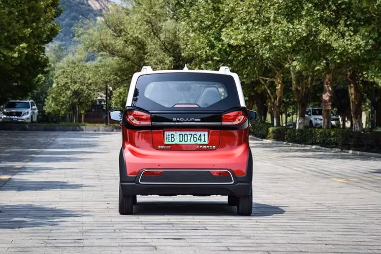 Từng được phân phối tại thị trường nội địa Trung Quốc từ tháng 7/2017 nhưng đến năm 2022, Baojun E100 đã ngừng bán. Mặc dù có mức giá khởi điểm hấp dẫn (từ 39.800 nhân dân tệ ~ 138 triệu đồng), nhưng mẫu xe này không thể cạnh tranh với các đối thủ. Tổng số xe bán ra trong 5 năm hoạt động đạt khoảng 400.000 chiếc.