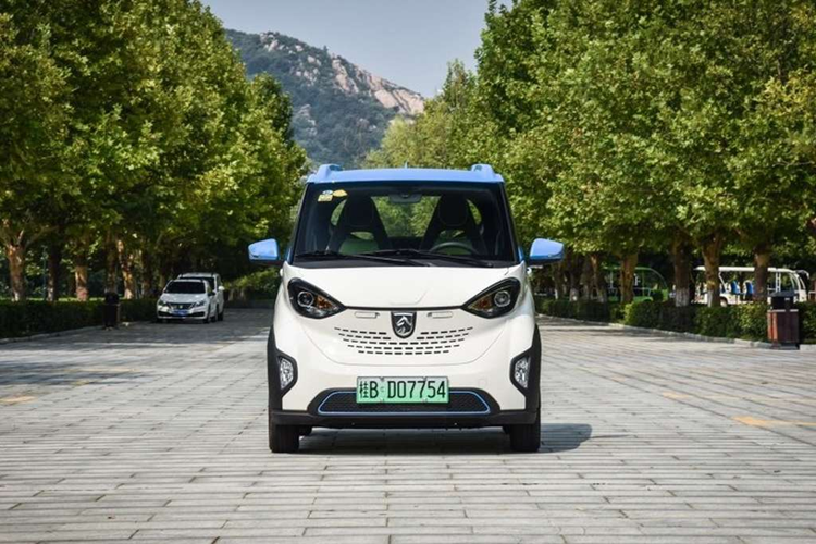Trong đó, đáng chú ý có mẫu xe điện mini Baojun E100 có giá bán chỉ nhỉnh hơn chiếc xe máy SH một chút, dự kiến là khoảng 150 triệu đồng, đã bao gồm cả pin. Baojun E100 sở hữu kích thước dài x rộng x cao lần lượt là 2.488 x 1.506 x 1.670 (mm).