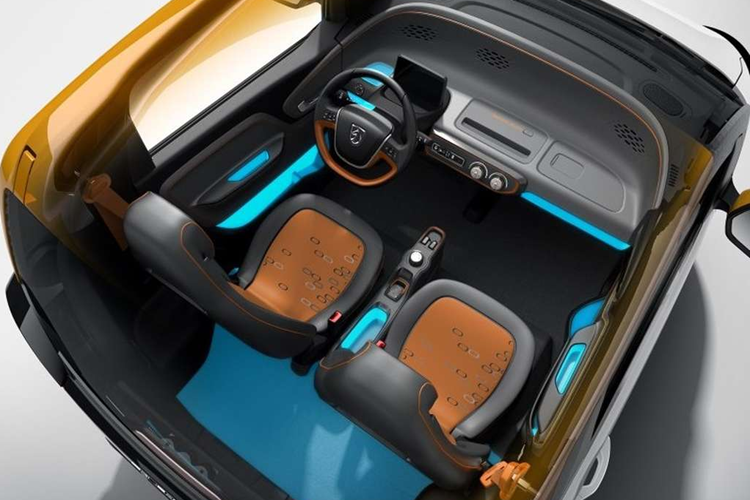 Với nguồn điện 220V, xe sẽ mất đến 5 tiếng để sạc đầy. Hiện phía TMT Motor đang đàm phán với SGMW để giúp cải thiện thời gian sạc cũng như tăng thêm một số trang bị cho xe.