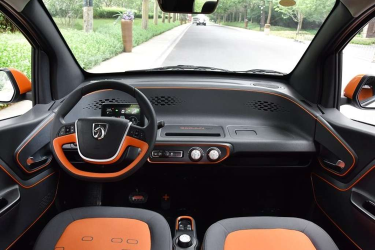 Kích thước này có phần nhỏ hơn so với Wuling Mini EV 432 mm. Baojun E100 tại Việt Nam được trang bị một mô tơ điện cho công suất 39 mã lực và mô men xoắn 110 Nm. TMT Motors cho biết, Baojun E100 có tốc độ tối đa đạt 100 km/h. 