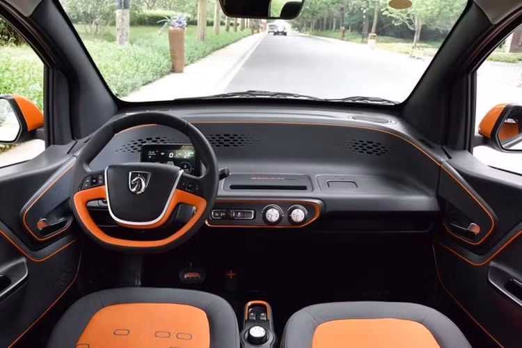 Kích thước này có phần nhỏ hơn so với Wuling Mini EV 432 mm. Baojun E100 tại Việt Nam được trang bị một mô tơ điện cho công suất 39 mã lực và mô men xoắn 110 Nm. TMT Motors cho biết, Baojun E100 có tốc độ tối đa đạt 100 km/h. 