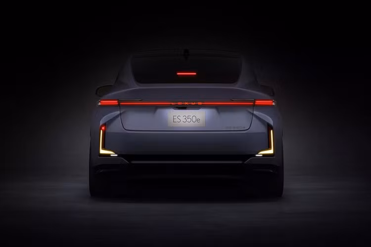 Khách hàng có thể tuỳ chọn màu sắc nội thất đen, trắng, nâu và xanh. Hàng ghế sau (tuỳ phiên bản) có thêm đỡ bắp chân do trục cơ sở tăng thêm 80 mm.