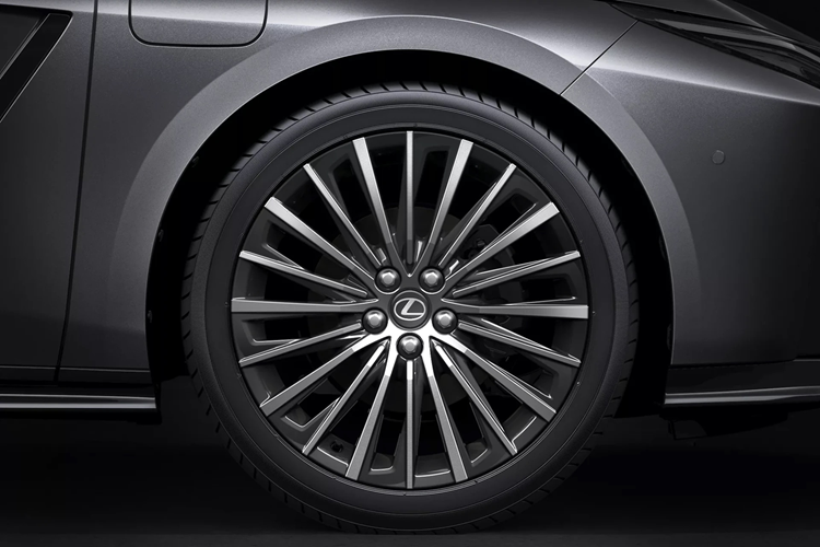 Thiết kế mới tối ưu khí động học hơn cùng tay nắm cửa ẩn và đường gân dập nổi trên thân xe. Đuôi xe ấn tượng bởi cụm đèn hậu hình chữ L đặc trưng, logo LEXUS phát sáng.