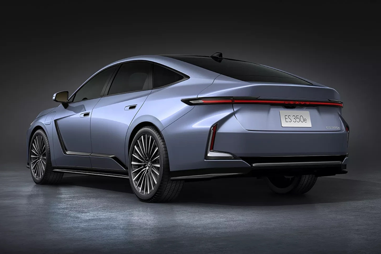 Nội thất Lexus ES thế hệ theo triết lý thiết kế "Clean Tech x Elegance" (Công nghệ tinh gọn kết hợp sự thanh lịch), mang lại khả năng quan sát vượt trội. Màn hình đằng sau vô lăng kích thước 12.3 inch. Vô lăng thiết kế mới của Lexus ES có dòng chữ "LEXUS" thay cho logo.
