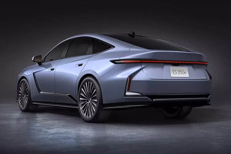 Nội thất Lexus ES thế hệ theo triết lý thiết kế "Clean Tech x Elegance" (Công nghệ tinh gọn kết hợp sự thanh lịch), mang lại khả năng quan sát vượt trội. Màn hình đằng sau vô lăng kích thước 12.3 inch. Vô lăng thiết kế mới của Lexus ES có dòng chữ "LEXUS" thay cho logo.