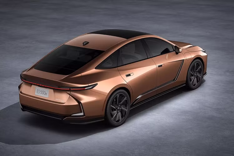 Tuy nhiên, bản Lexus ES thuần điện được tạo hình liền mạch, tối ưu tính khí động học. Đèn pha tách rời với dải đèn viền ban ngày và đèn LED L-Signature nằm trên cụm đèn. Lexus ES trang bị mâm từ 18-21 inch, riêng bản thuần điện là mâm 19 inch.