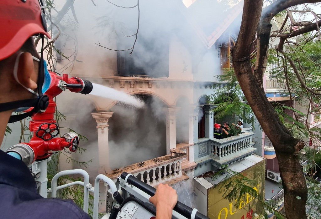  Cháy nhà, 3 người tử vong: Hồi 14h07 ngày 12/5, Trung tâm 114 - Phòng Cảnh sát Phòng cháy chữa cháy và cứu nạn cứu hộ Công an TP Hải Phòng nhận tin báo cháy tại số nhà 144 Văn Cao, phường Đằng Giang, quận Ngô Quyền. Trong nhà có 4 người. Do phát hiện cháy chậm, cửa cuốn ra vào đóng nên chỉ có 1 người thoát ra ngoài an toàn qua ô cửa sổ, 3 người mắc kẹt trong đám cháy và thiệt mạng. 