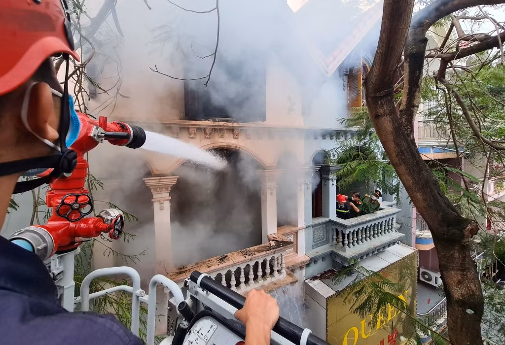  Cháy nhà, 3 người tử vong: Hồi 14h07 ngày 12/5, Trung tâm 114 - Phòng Cảnh sát Phòng cháy chữa cháy và cứu nạn cứu hộ Công an TP Hải Phòng nhận tin báo cháy tại số nhà 144 Văn Cao, phường Đằng Giang, quận Ngô Quyền. Trong nhà có 4 người. Do phát hiện cháy chậm, cửa cuốn ra vào đóng nên chỉ có 1 người thoát ra ngoài an toàn qua ô cửa sổ, 3 người mắc kẹt trong đám cháy và thiệt mạng. 