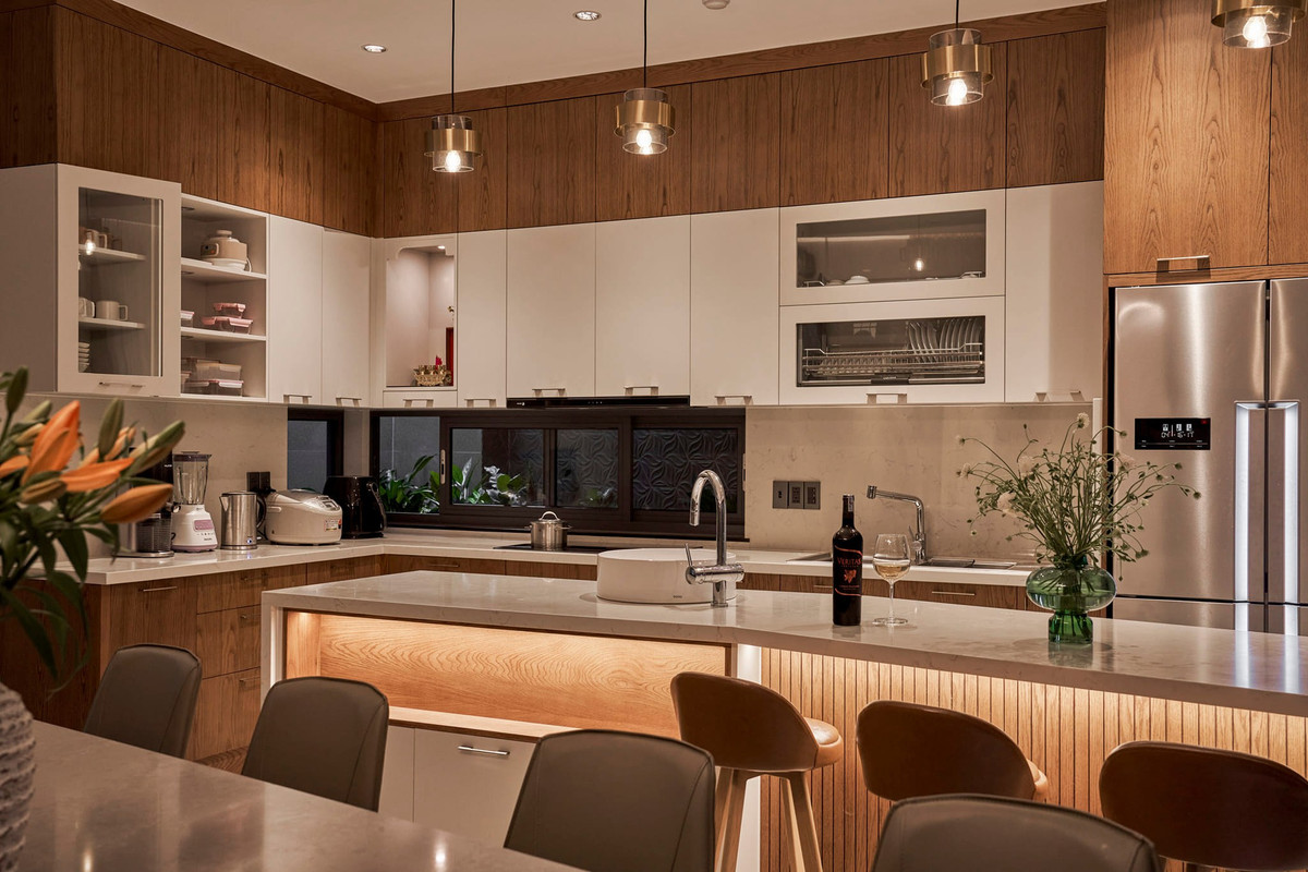 Cạnh bếp là khe thoáng, chính là khoảng thở đối lưu gió cho nhà.