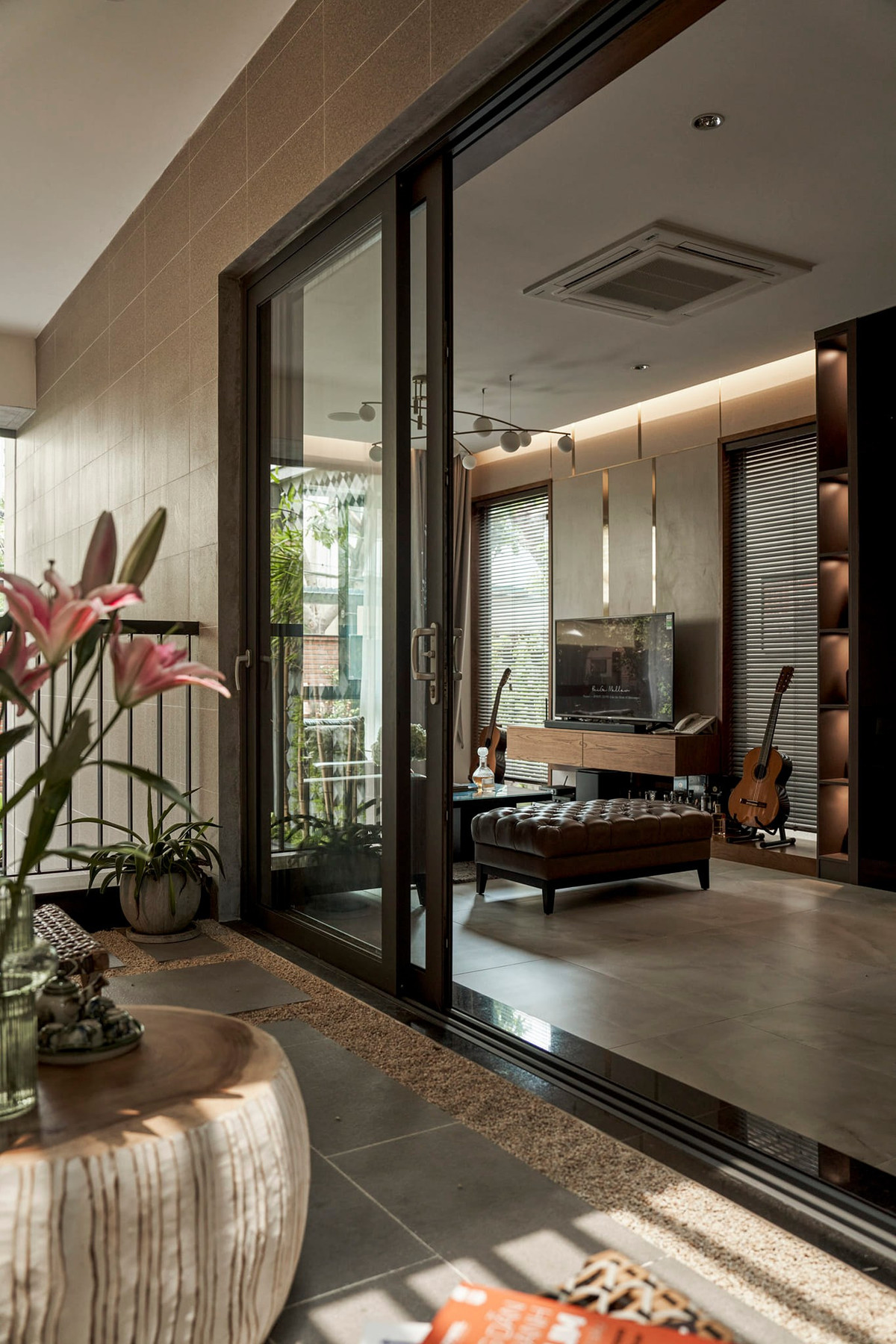 Bất cứ khoảng không nào cũng được bố trí tiểu cảnh đẹp mắt, gây ấn tượng và tràn đầy sinh khí khi bước vào nhà.