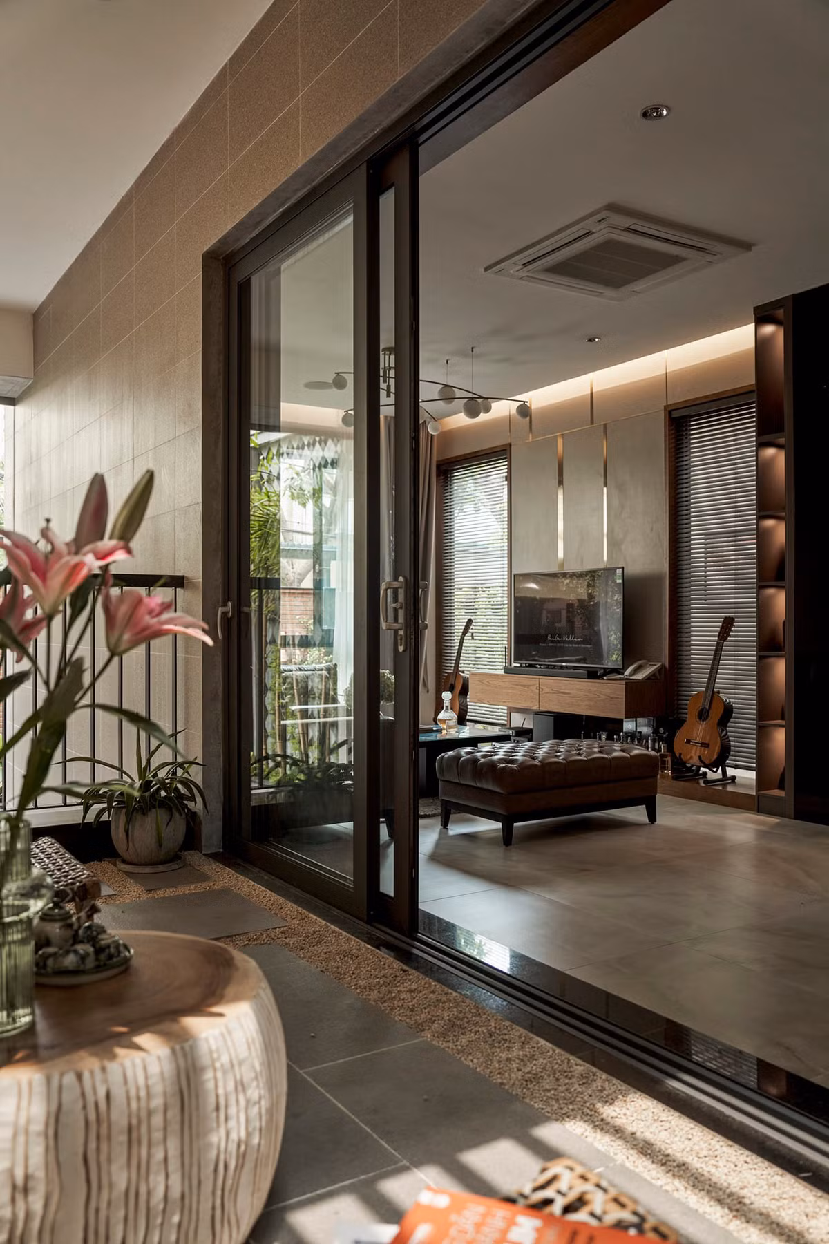 Bất cứ khoảng không nào cũng được bố trí tiểu cảnh đẹp mắt, gây ấn tượng và tràn đầy sinh khí khi bước vào nhà.