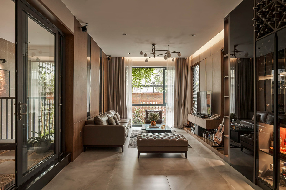 Không gian tiếp khách và sinh hoạt chung, hướng ra ngoài thiên nhiên mát mẻ.