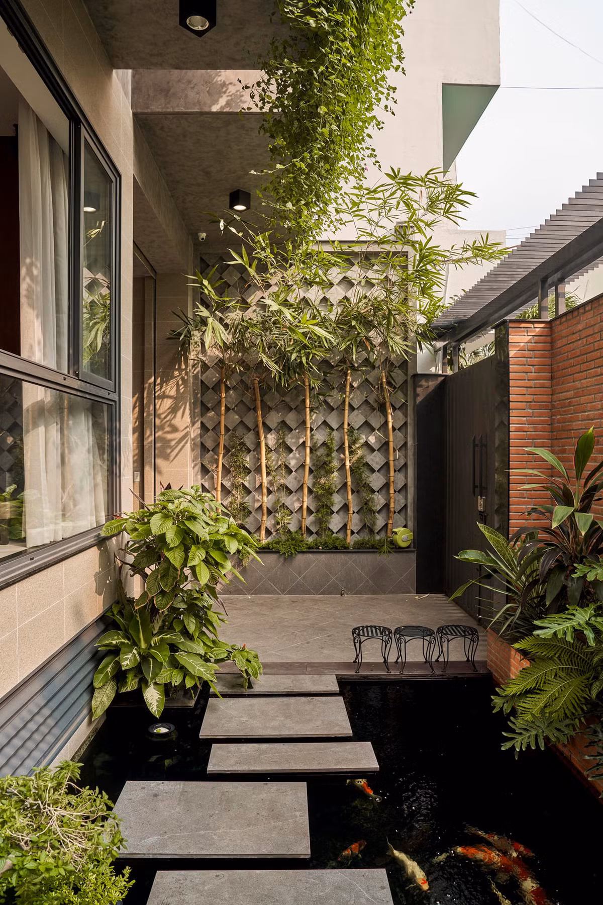 Hồ cá koi mini là giải pháp điều hòa nhiệt độ cho nhà vào ngày nắng nóng, giảm bức xạ nhiệt từ hướng Tây.