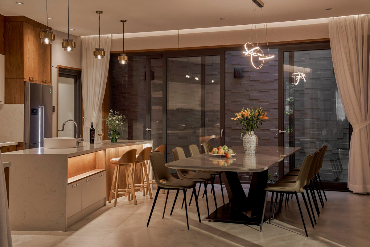 Ánh sáng vàng với độ sáng vừa đủ, không quá gắt nhưng vẫn chiếu sáng từng khu vực.