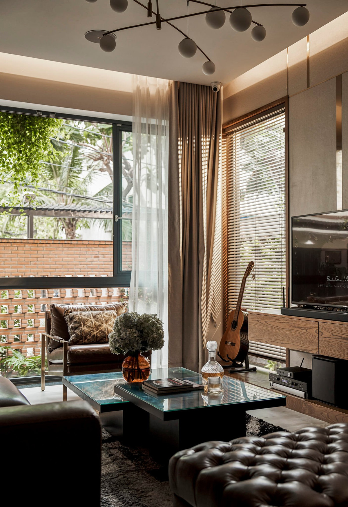 Màu sắc nội thất mang gam trầm, hài hòa với nền gạch đỏ mộc.