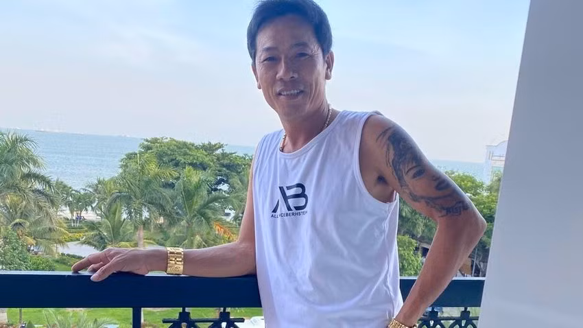 Gần đó, một đảo nổi khác với diện tích hơn 3.900 m² cũng bị ông Huỳnh Lâm Nguyên (ngụ tại thị trấn Di Linh, huyện Di Linh) chiếm dụng trái phép, xây dựng 8 căn nhà tiền chế. UBND xã đã lập biên bản, yêu cầu các ông Huỳnh Lâm Nguyên và Nguyễn Văn Hoàn dừng tác động vào các đảo nổi, đồng thời báo cáo vụ việc với UBND huyện Di Linh. Huyện đã lập biên bản vi phạm hành chính đối với các cá nhân trên về hành vi chiếm đất phi nông nghiệp khu vực nông thôn thuộc lòng hồ Thủy điện Đồng Nai 3. (Ảnh: PLO).