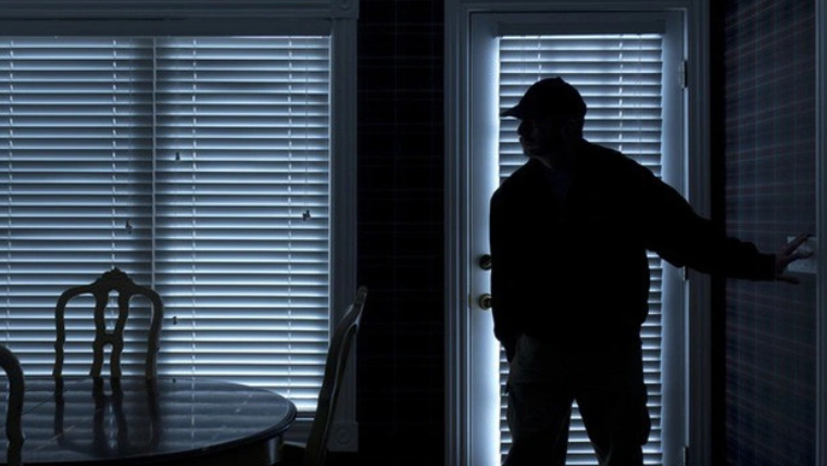 Chị H. mới lập gia đình. Tối xảy ra vụ án nạn nhân ở nhà một mình do chồng đi làm xa. Công an xác định ở tường có vết chân người. Từ đây, đối tượng đã trèo lên nóc nhà và đột nhập vào bên trong theo lối cửa tum. Vào thời điểm này, mọi thông tin mà chị H cung cấp rất mơ hồ. Do hoảng sợ cũng như vụ việc xảy ra vào đêm tối nên nạn nhân không nhận được mặt đối tượng. (Ảnh minh họa, nguồn Internet) 