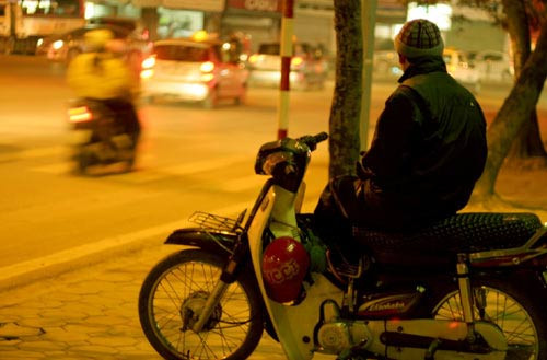 Công an "lần" ra Thông có một người bạn gái ở Việt Trì, nhiều khả năng, gã sẽ tới đây để nhờ sự giúp đỡ. Tiếp xúc với người yêu Thông, các trinh sát được biết, gã đã tới đây, tuy nhiên nhanh chóng rời đi. Cô gái này cũng không nắm được hành trình di chuyển của bạn trai mình. Tiếp tục truy xét, một lái xe ôm kể mới chở một thanh niên có hình dáng giống Thông ra bắt xe khách tuyến Hưng Yên. Xác minh nhanh, công an phát hiện Thông có bạn ở địa phương này nên nhanh chóng lên đường. (Ảnh minh họa, nguồn Internet) 