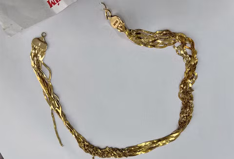 Sau đó, gã tiếp tục đe dọa nạn nhân lấy đi một nhẫn, một dây chuyền, 2 triệu đồng trong két và chiếc điện thoại di động rồi tẩu thoát. Tại nhà nạn nhân, công an phát hiện nhiều đồ đạc bị xáo trộn, có thể đó là do quá trình chống cự giữa chị H và đối tượng. Các cửa chính không có dấu hiệu bị cạy phá. (Ảnh minh họa, nguồn Công an TP HCM)