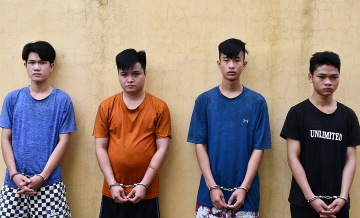  Nghi vợ nhắn tin "à ơi", chồng rủ bạn đi đánh ghen kinh hoàng: Ngày 19/12/2022, Công an huyện Cái Bè, tỉnh Tiền Giang đã ra lệnh tạm giữ hình sự 4 đối tượng gồm: Phạm Quốc Trương (SN 1995), Phạm Trọng Nhân (SN 2006), Nguyễn Ngọc Lân (SN 2004 , đều ngụ xã An Hữu, huyện Cái Bè) và Lê Thanh Nhựt (SN 2005, ngụ xã Hòa Hưng, huyện Cái Bè) để điều tra, làm rõ hành vi "cố ý gây thương tích". Nạn nhân là anh Lê Thanh Phúc (SN 1996, ngụ xã An Thái Trung, huyện Cái Bè). 